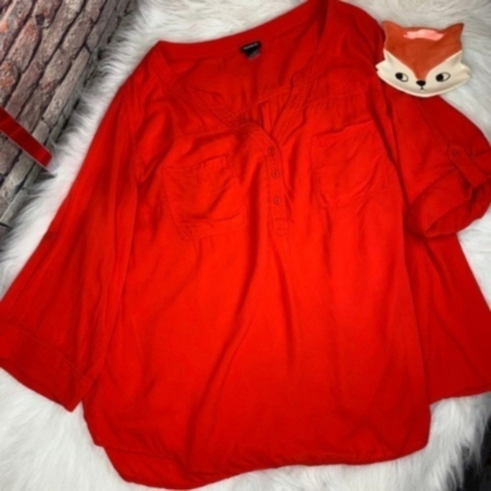 ⬇️$30 Torrid blouse rolled 3/4 sleeve red size 3